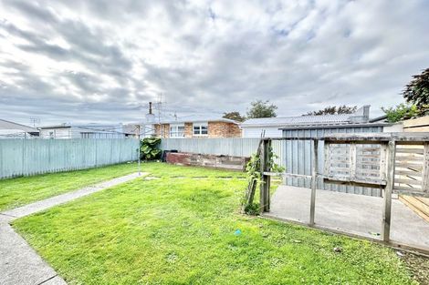Photo of property in 32 Queenwood Road, Levin, 5510