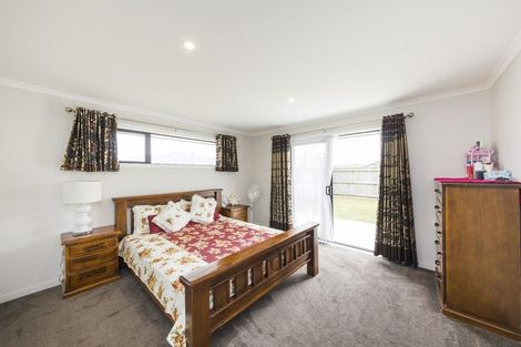 Photo of property in 4 Cyprus Place, Fitzherbert, Palmerston North, 4410