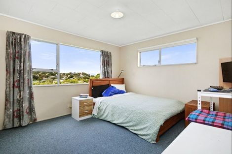 Photo of property in 32b Cheltenham Terrace, Newlands, Wellington, 6037