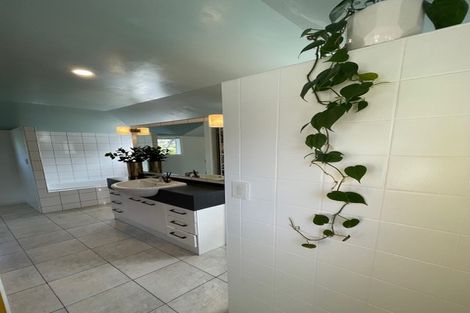 Photo of property in 17 Wernham Place, Northcote, Auckland, 0626