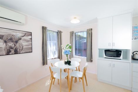 Photo of property in 8a Chapman Street, Newlands, Wellington, 6037