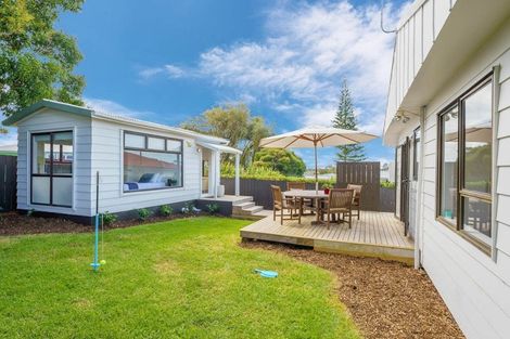 Photo of property in 124 Archibald Road, Kelston, Auckland, 0602