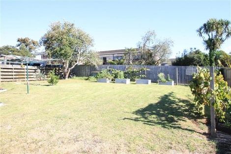 Photo of property in 36 Taipari Road, Te Atatu Peninsula, Auckland, 0610
