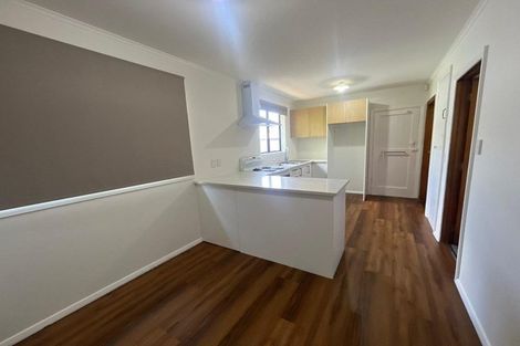 Photo of property in 11 Springside Place, New Lynn, Auckland, 0600