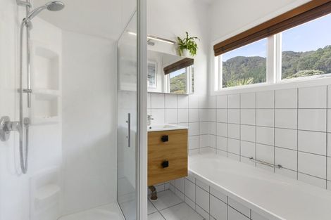 Photo of property in 25 Marine Parade, Eastbourne, Lower Hutt, 5013