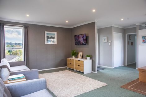 Photo of property in 8 Halcombe Place, Green Bay, Auckland, 0604
