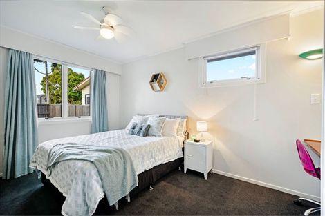 Photo of property in 4 Rixon Place, Te Atatu Peninsula, Auckland, 0610