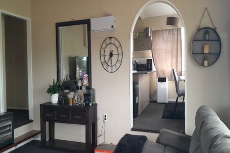 Photo of property in 2/210 Sunnynook Road, Totara Vale, Auckland, 0627