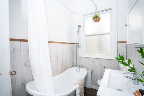 Photo of property in 58 Fairview Crescent, Kelburn, Wellington, 6012