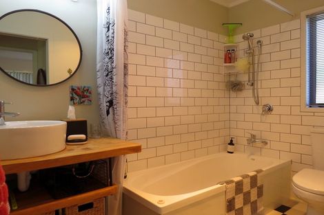 Photo of property in 8 Victoria Street, Coromandel, 3506