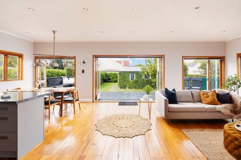 Photo of property in 39 Renfrew Avenue, Sandringham, Auckland, 1041