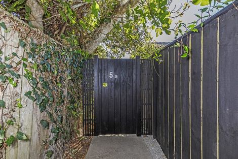 Photo of property in 5a Roslyn Terrace, Stanley Point, Auckland, 0624