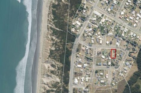 Photo of property in 16 Te Kiri Street, Himatangi Beach, Foxton, 4891