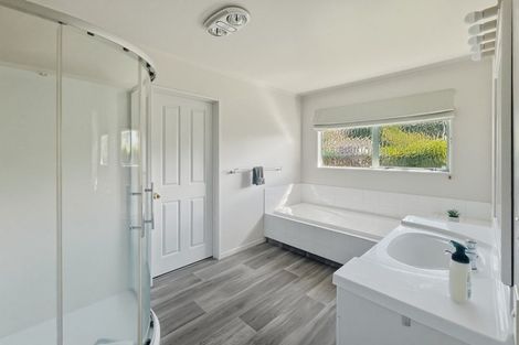 Photo of property in 4 Capricorn Place, Kawaha Point, Rotorua, 3010