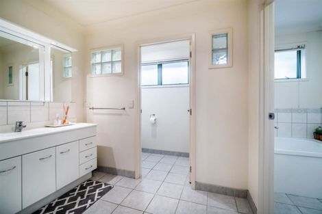 Photo of property in 32 Woodridge Avenue, Northcross, Auckland, 0630