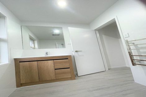 Photo of property in 21 Chilcott Road, Henderson, Auckland, 0612