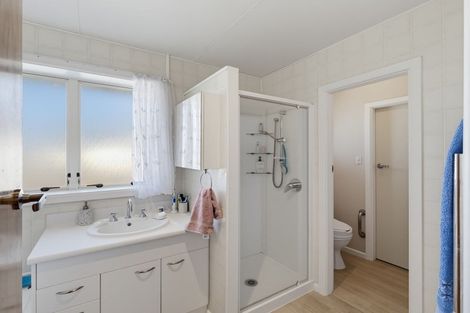 Photo of property in 332 Memorial Avenue, Burnside, Christchurch, 8053