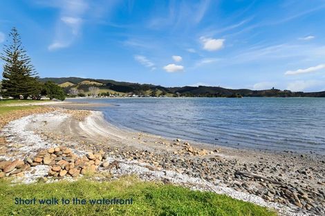 Photo of property in 18 Karaka Road, Kawakawa Bay, Papakura, 2585