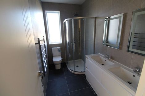 Photo of property in 17 Grove Way, Riverhead, 0820