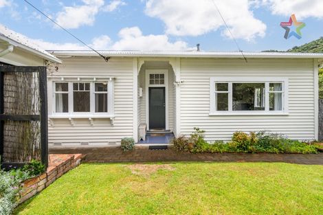 Photo of property in 2 Puriri Street, Eastbourne, Lower Hutt, 5013