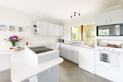 Photo of property in 2 Eastglen Road, Glen Eden, Auckland, 0602