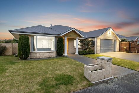 Photo of property in 5 Harrys Way, Redwood, Christchurch, 8051