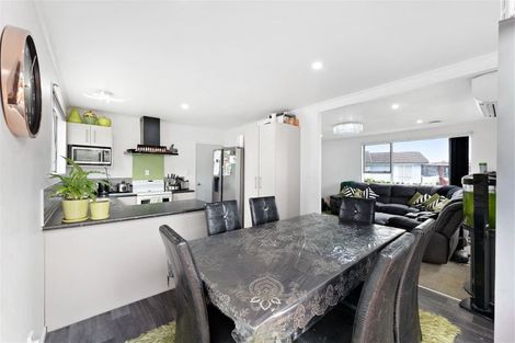 Photo of property in 2/13 Etherton Drive, Weymouth, Auckland, 2103