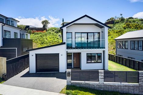 Photo of property in 44 Domett Street, Newlands, Wellington, 6037