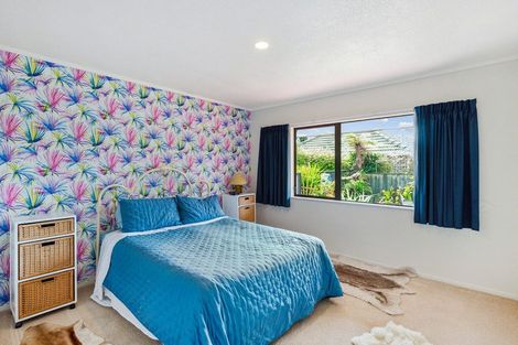 Photo of property in 35 Greenaway Road, Waikanae, 5036