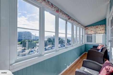 Photo of property in 64 Oriental Parade, Oriental Bay, Wellington, 6011