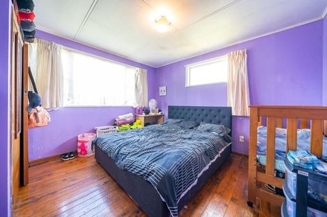 Photo of property in 6 Worcester Place, Cannons Creek, Porirua, 5024