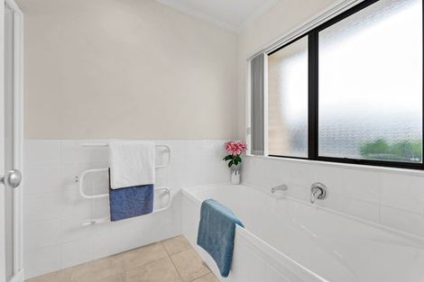 Photo of property in 8 Bokeen Lane, Flat Bush, Auckland, 2019
