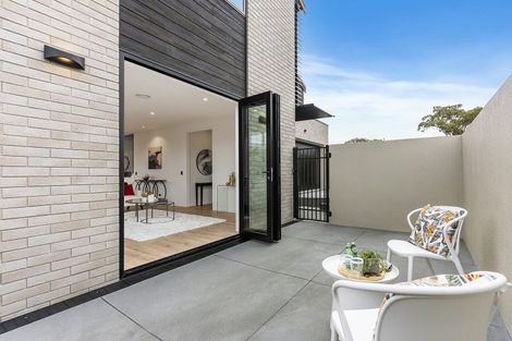 Photo of property in 1 The Crest, Sunnyhills, 2010