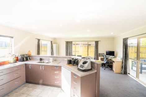 Photo of property in 10 Fernlea Avenue, Kelvin Grove, Palmerston North, 4414