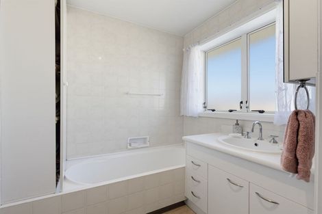 Photo of property in 332 Memorial Avenue, Burnside, Christchurch, 8053
