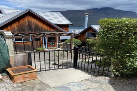 Photo of property in 5 Moss Lane, Sunshine Bay, Queenstown, 9300
