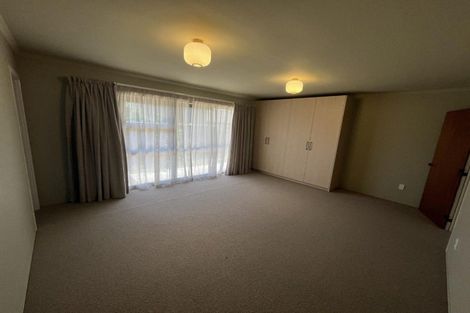 Photo of property in 15 Sequoia Grove, Merrilands, New Plymouth, 4312