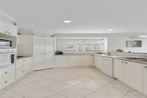 Photo of property in 6 Corta Bella Place, Golflands, Auckland, 2013