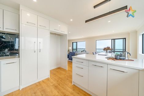 Photo of property in 8 Poto Road, Normandale, Lower Hutt, 5010