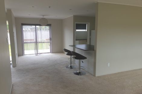 Photo of property in 33 Hobsonville Road, West Harbour, Auckland, 0618