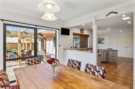 Photo of property in 27 Quadrant Heights, Paraparaumu, 5032