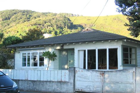 Photo of property in 53 Pukatea Street, Eastbourne, Lower Hutt, 5013