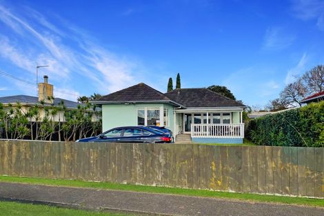 Photo of property in 12 Waterfront Road, Mangere Bridge, Auckland, 2022
