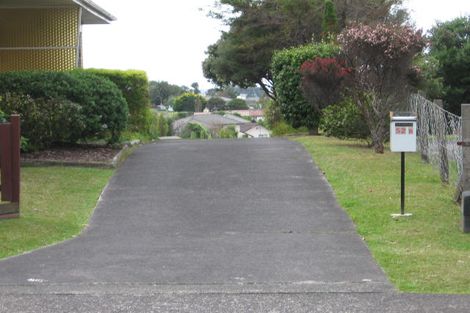 Photo of property in 2/52 Butterworth Drive, Glendene, Auckland, 0602