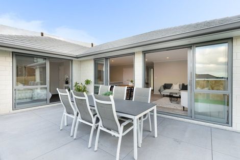 Photo of property in 18 Sam Heywood Place, Pyes Pa, Tauranga, 3112