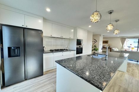 Photo of property in 8 Pakaraka Drive, Papakura, 2110