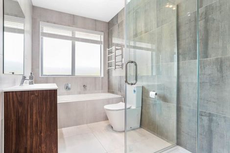 Photo of property in 4/4 Forest Road, Henderson, Auckland, 0612