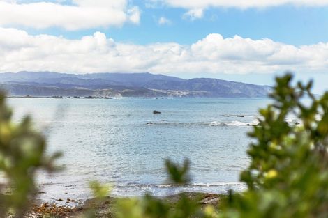 Photo of property in 2/418 Queens Drive, Lyall Bay, Wellington, 6022