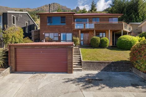 Photo of property in 48 Wynyard Crescent, Fernhill, Queenstown, 9300