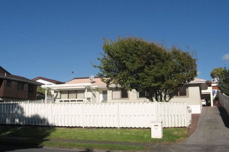 Photo of property in 24 Dalwhinnie Parade, Highland Park, Auckland, 2010